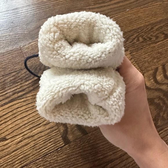 Youth Navy Knit Mittens Sherpa Lined Snowflake Embroidered Winter Gloves - Picture 4 of 4